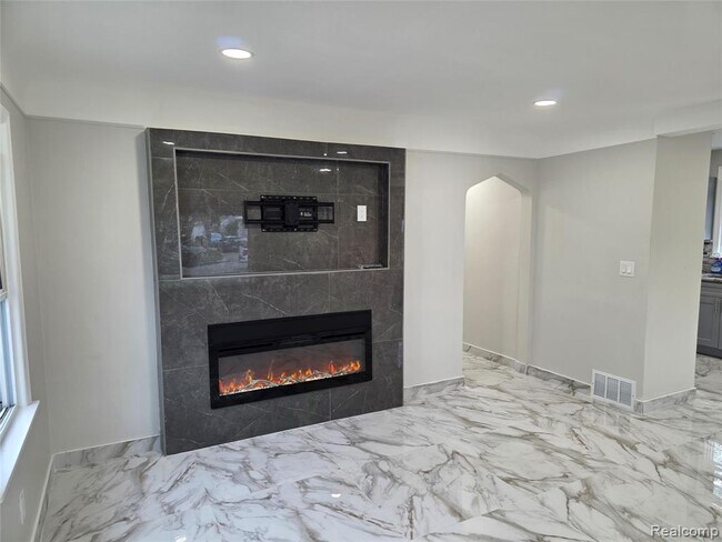 Building Photo - 7249 Silvery Ln