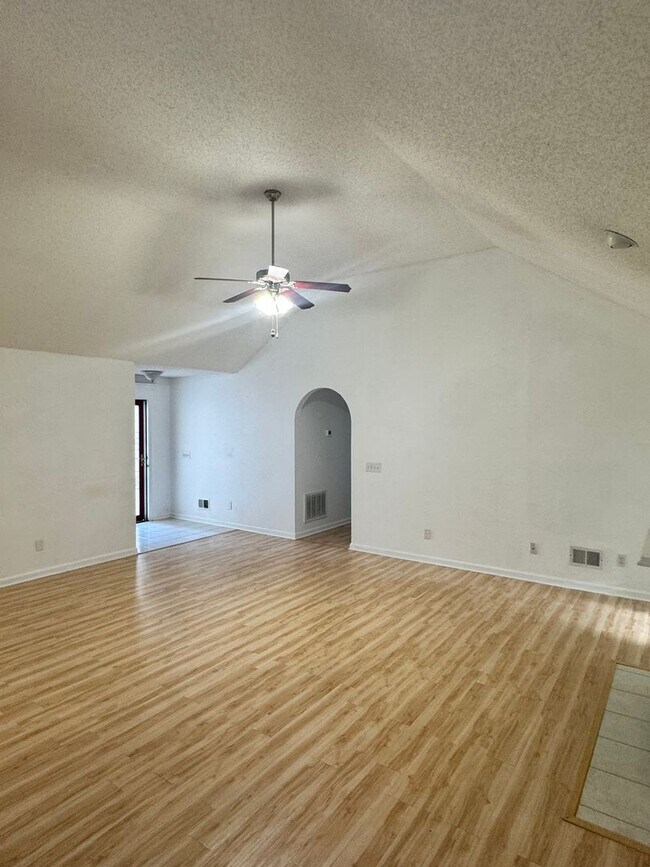 Building Photo - Single-family 3bd/2ba