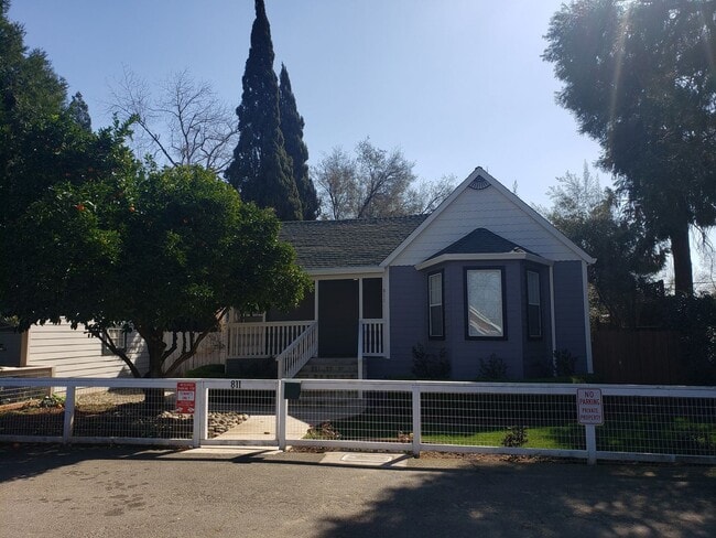 Building Photo - Historic Folsom 3 Bdrm, 2 Bath - Remodeled!