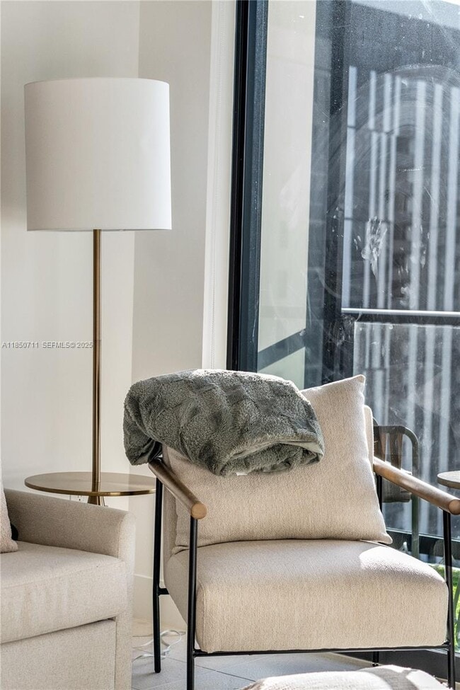 Building Photo - 601 NE 1st Ave