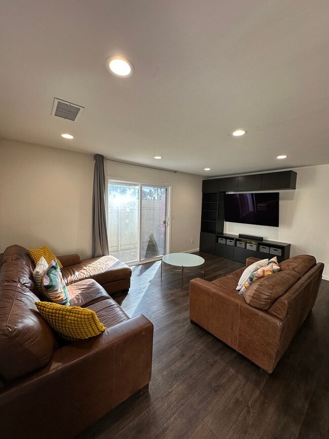 Building Photo - 7775 Camino Glorita