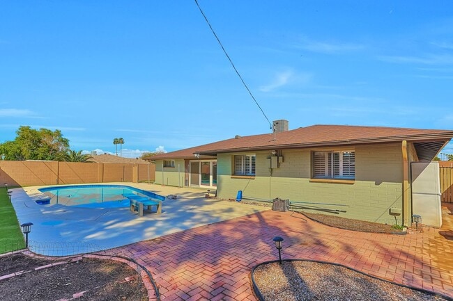 Building Photo - Spacious 6-Bedroom Pool Home Near ASU with 2-Car Garage