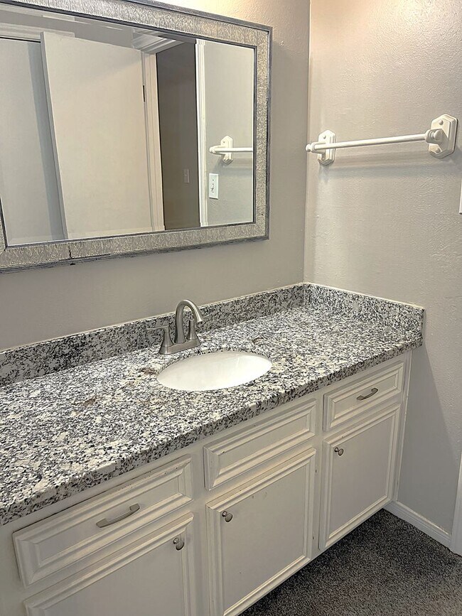 Building Photo - Conveniently Located Humble Townhome