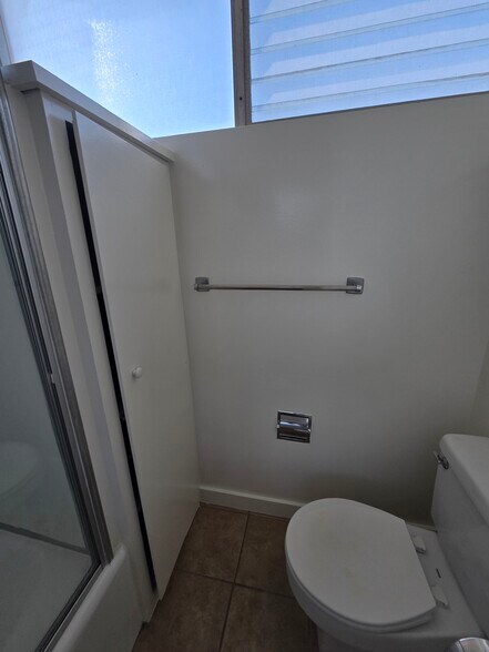 Master Bath - 1145 Yale St