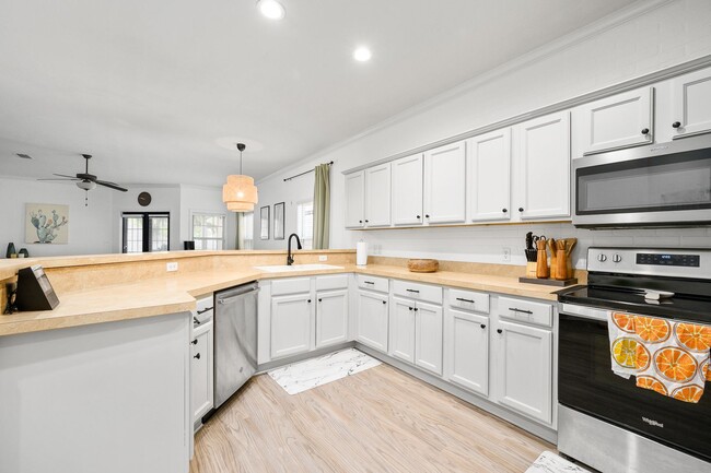 Building Photo - Optimal Location in Northwest Gainesville: South Point Neighborhood Living