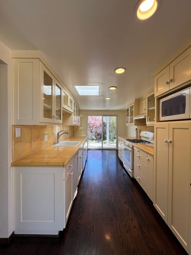 Building Photo - Charming 2BR/2BA Home Just Minutes from the Beach – Fully Landscaped, Spacious & Private