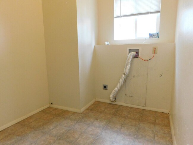 Building Photo - Country Living in Fruita