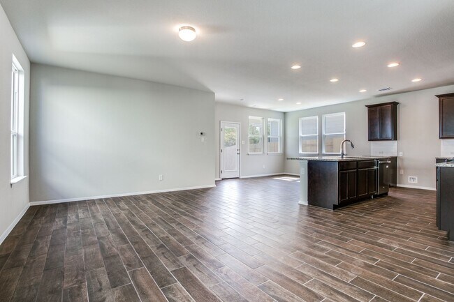 Building Photo - Newer cottage home in Cloverleaf community...