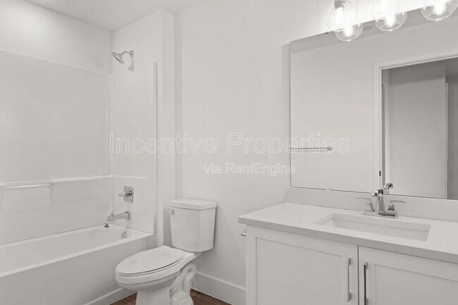 Building Photo - 566 S Grandview Ave