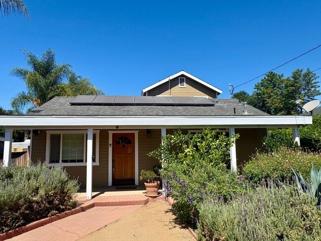 Building Photo - Single Family Home in Oak View!