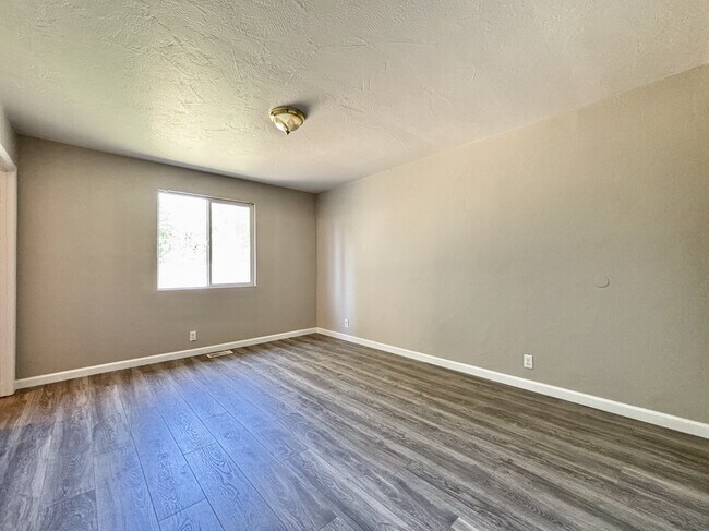 Building Photo - 10330 Flatland St