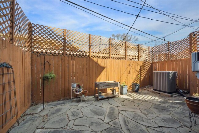 Building Photo - 420 W Saulnier St