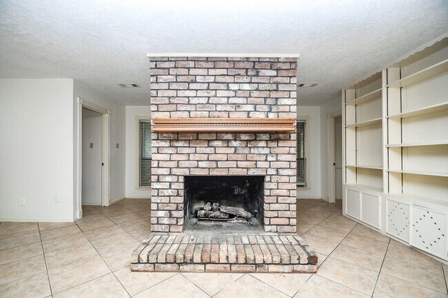 Building Photo - 6702 Spring Leaf Dr