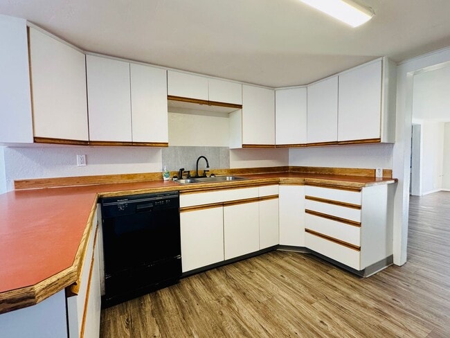 Building Photo - 210 18th St