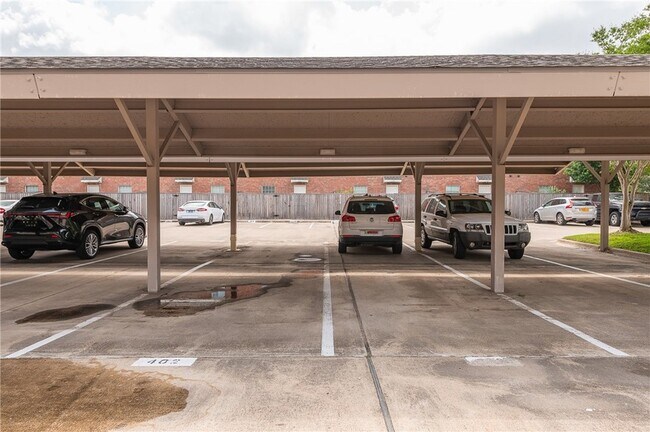 Building Photo - 1001 Krenek Tap Rd