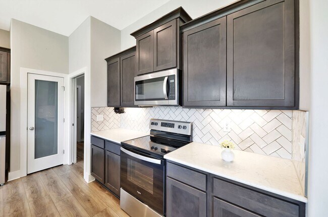 Building Photo - Living in Luxury