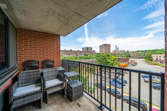 Building Photo - 700 Grove St