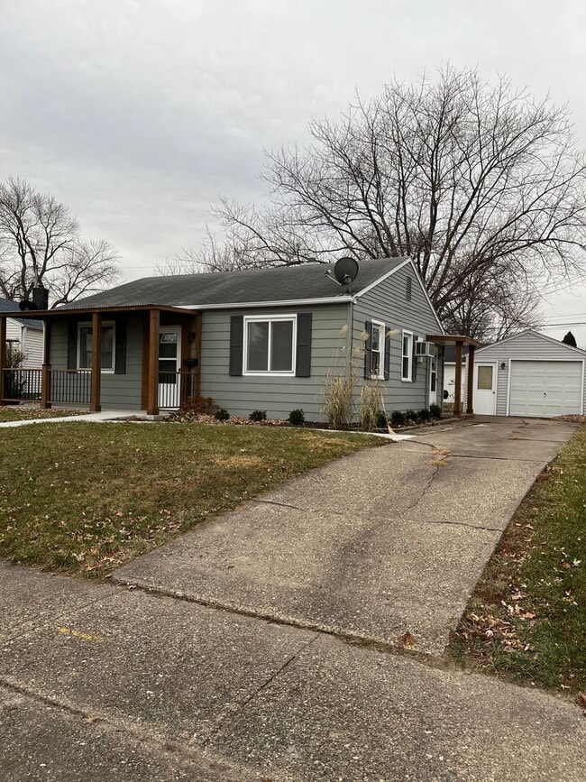 Building Photo - Molette Home in the heart of Moline.