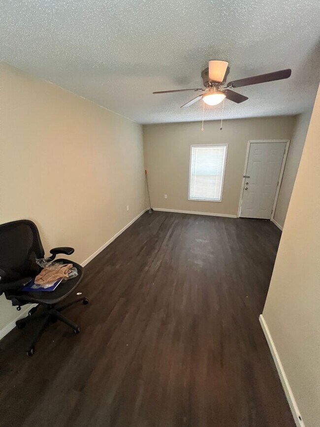 Building Photo - 2 Bedroom 1 bathroom with a bonus/flex room!