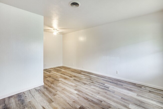 Building Photo - 808 E 5th St