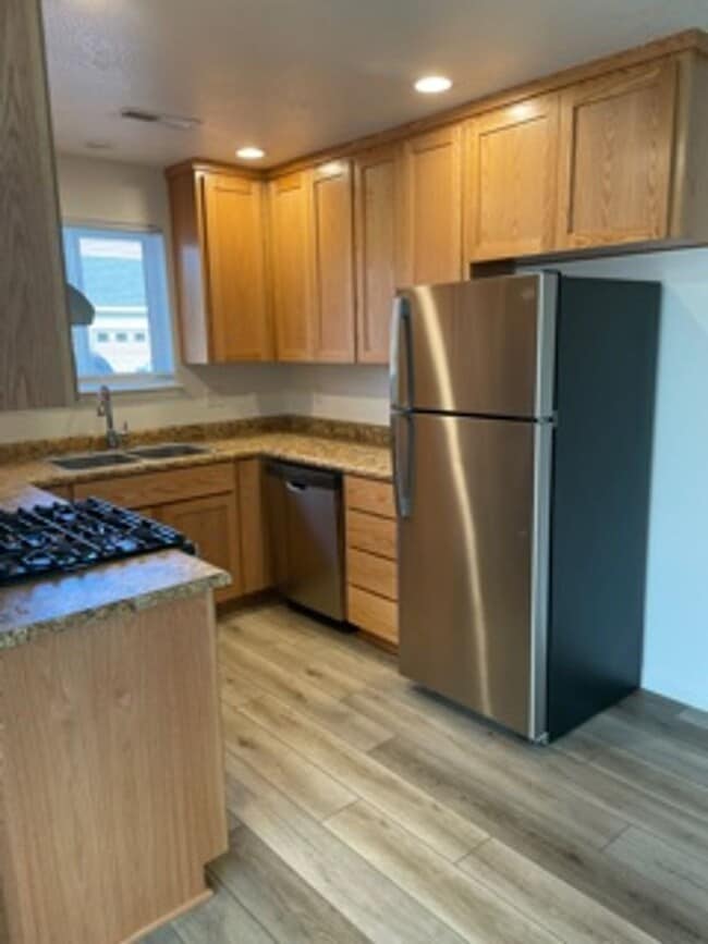 Building Photo - 3 BEDROOMS SINGLE LEVEL HOME