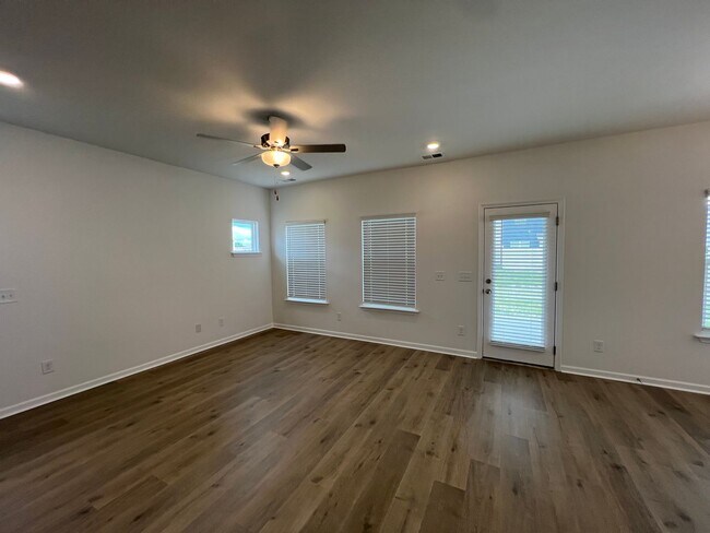 Building Photo - $300 Off First Month's Rent! Beautiful New...