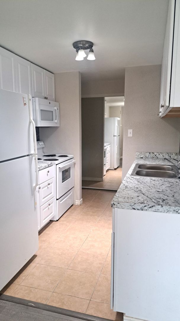 Building Photo - 2375 S Linden Ct