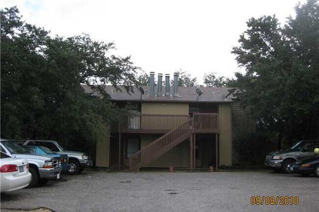 Building Photo - 400 Algerita Dr