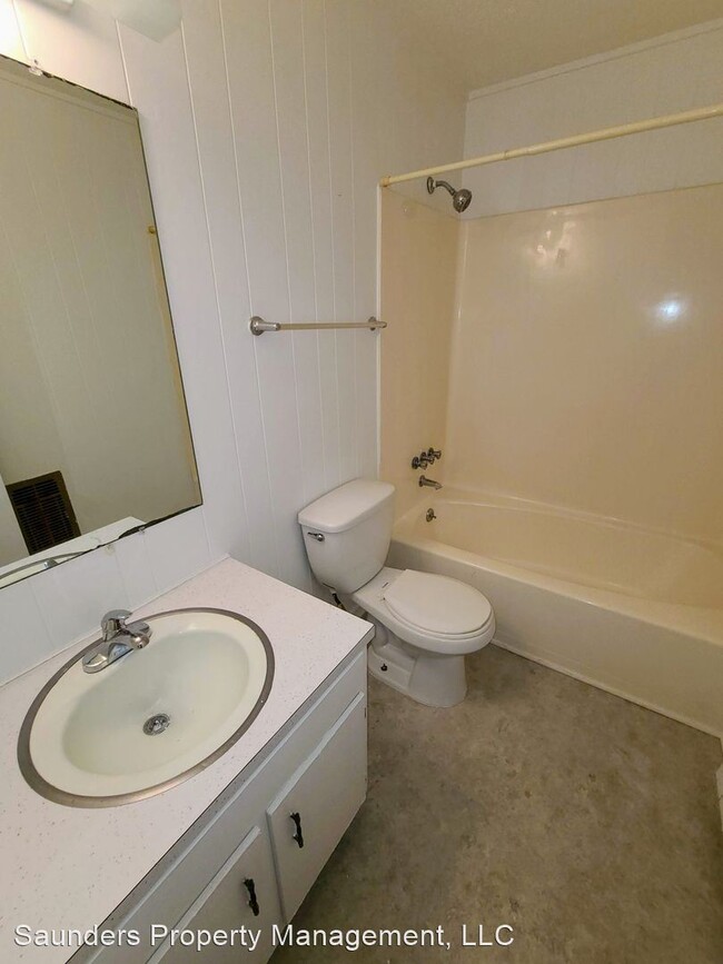 Building Photo - 2 br, 1 bath House - 914 Pine Circle Drive