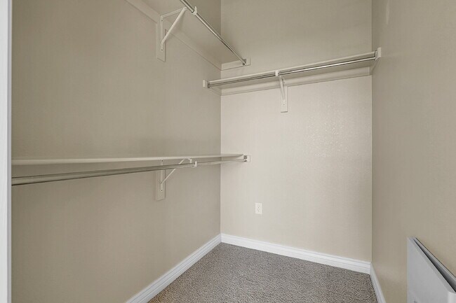 Building Photo - $1,740.95, 1 Bed, 1 Bath Condo in Englewood with AC and In Unit Laundry!