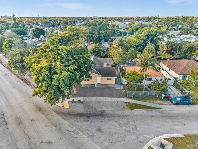 Building Photo - 2512 NW 9th Pl