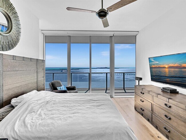 Building Photo - 1300 Brickell Bay Dr