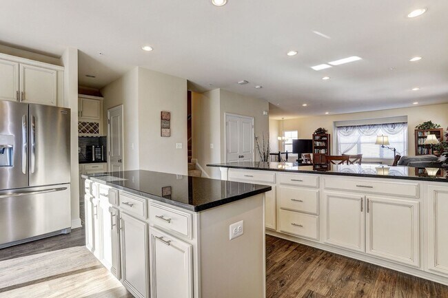 Building Photo - Massive 4 BR/2 Full BA & 2 Half BA EOG Tow...