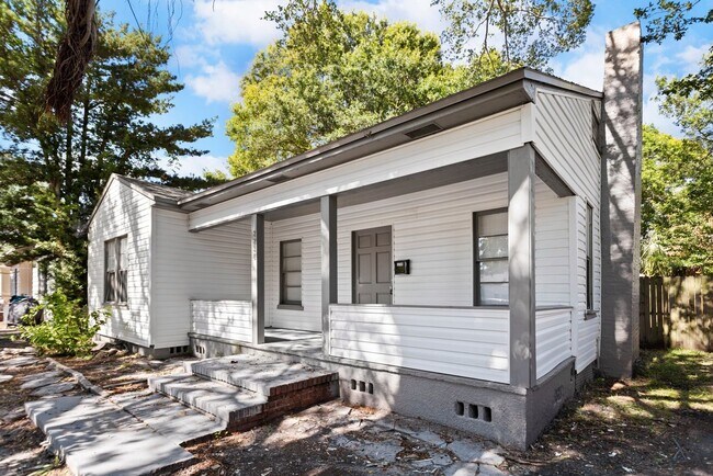 Building Photo - Spacious 3bdrm/1bath House $2295.00 ** Fen...