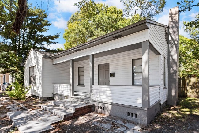 Building Photo - Spacious 3bdrm/1bath House $2398.00 ** Fen...