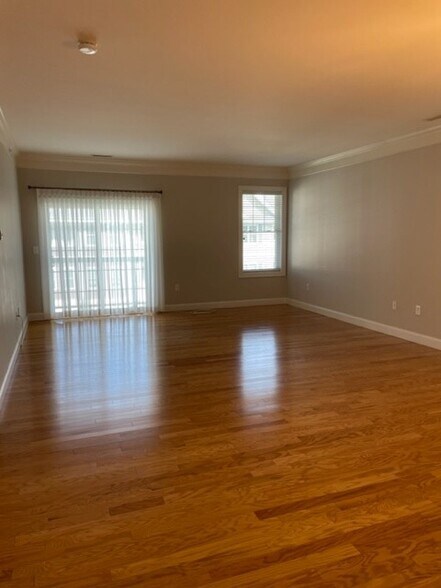 Building Photo - 10 Braemoor Woods Rd