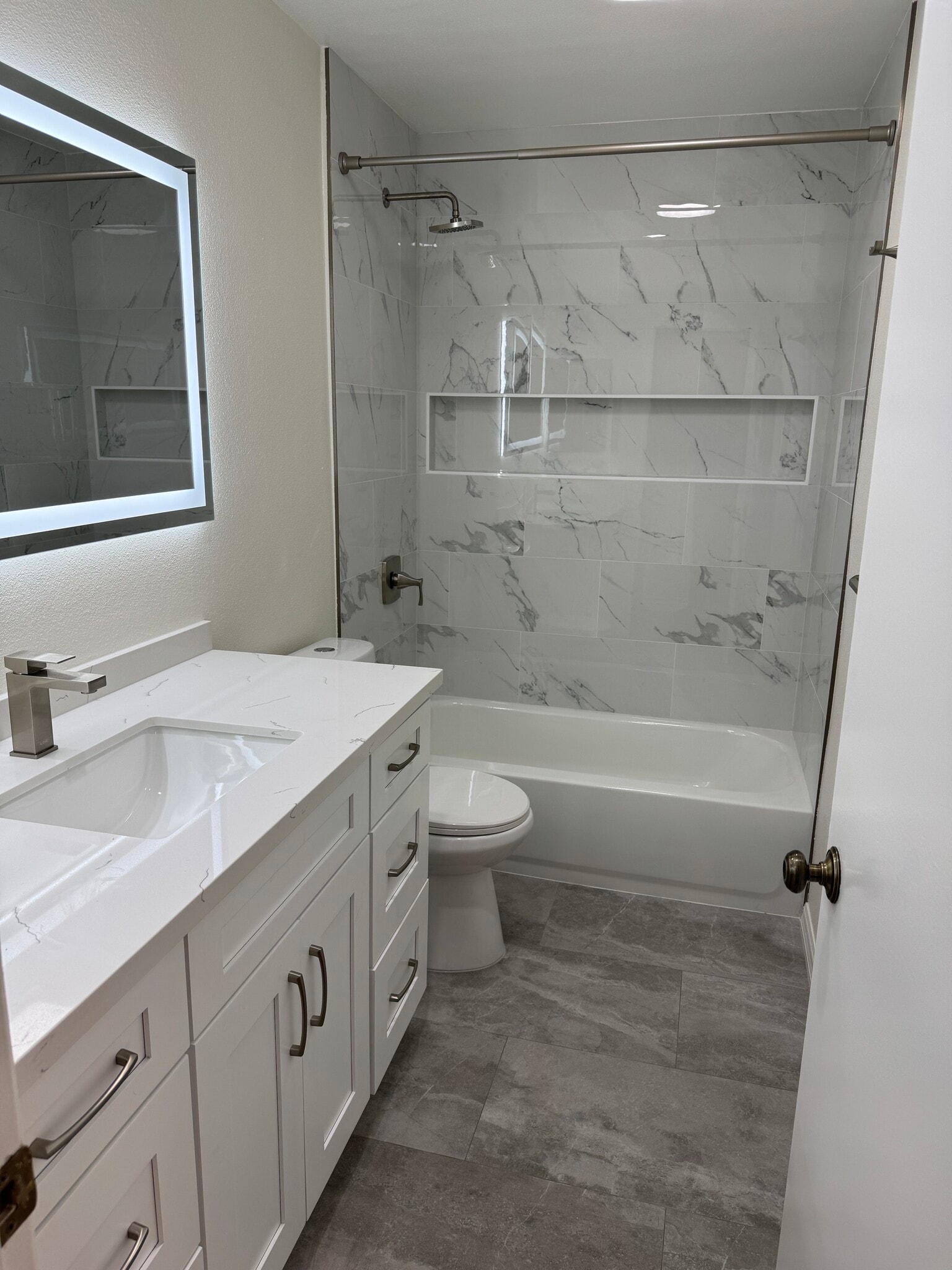 Main bathroom with tub shower2nd - 10512 Sunland Blvd