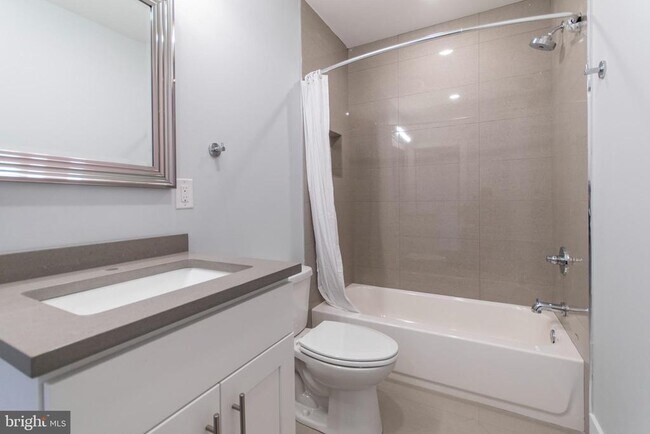 Building Photo - 812 N Uber St