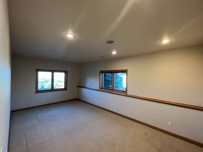 Building Photo - Beautiful Five-Bedroom, Three-Bathroom Home for Rent