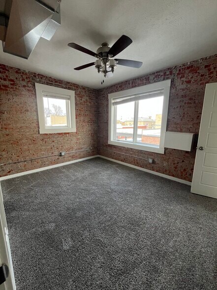 Building Photo - 713 4th Ave