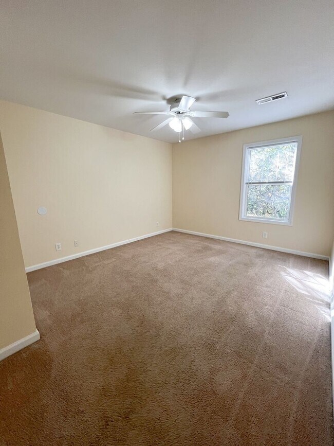Building Photo - 528 Luxury Dr