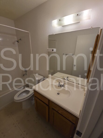 Building Photo - 1607 Parkwood Dr