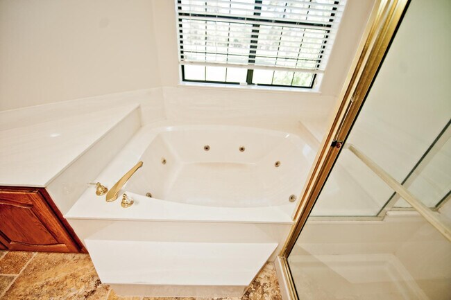 Building Photo - 2322 S Rogers Cir