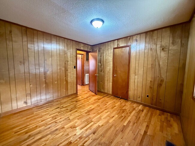 Building Photo - 4 Bedroom/1.5 Bathroom Home in Paragould AR - $1,275/month