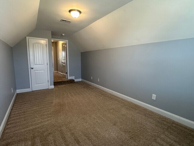 Building Photo - Awesome 4 Bedroom 2.5 Bath Home with Lots of space and a 2 Car Garage!