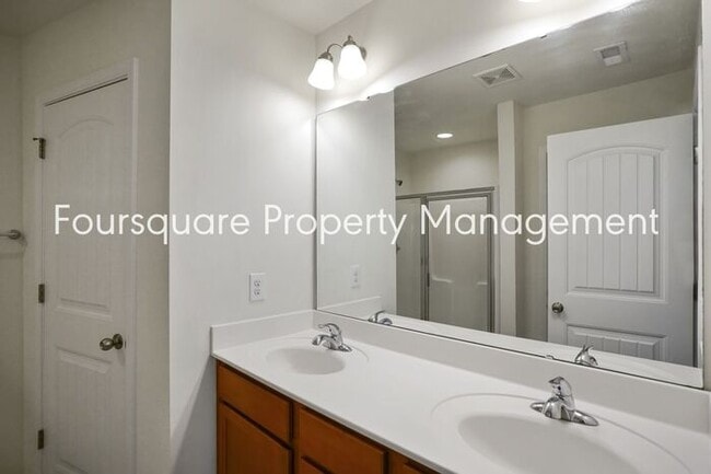Building Photo - Townhome | Washer/ Dryer Included | Back P...