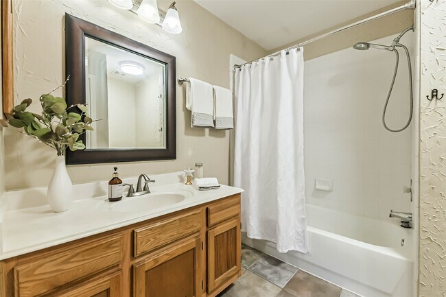 Building Photo - 10926 Waterview Cir