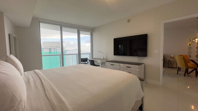 Building Photo - 485 Brickell Ave