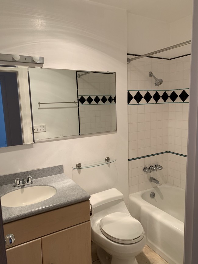 Guest Bathroom - 2616 Walnut Ave