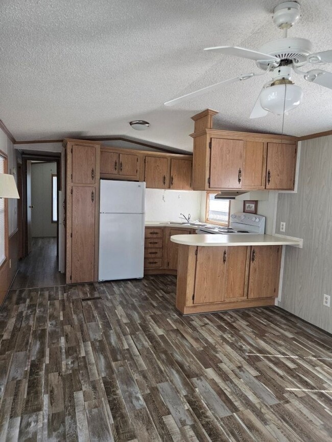 Building Photo - $1,350 - 2 Bedroom / 1 Bath Park Model in Tatham Mountain Park